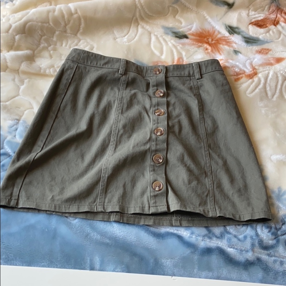 Cute tight fitting army green skirt.